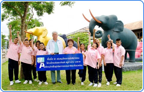 น.ส.เบญจวรรณ อ่านเปรื่อง ผู้ว่าราชการจังหวัดตราด และนายชาญวิทย์ จารุสมบัติ รองกรรมการผู้จัดการใหญ่ ดั๊บเบิ้ล เอ ร่วมชมประติมากรรมช้างและนิทรรศการฯ