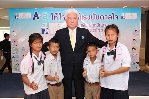 นายชาญวิทย์ จารุสมบัติ รองกรรมการผู้จัดการใหญ่ ดั๊บเบิ้ล เอ และตัวแทนนักเรียนที่ได้รับทุนการศึกษา