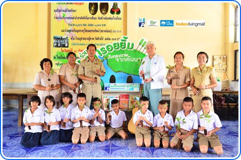 นายชาญวิทย์ จารุสมบัติ รองกรรมการผู้จัดการใหญ่ดั๊บเบิ้ล เอ มอบต้นกระดาษและสื่อการเรียน ให้กับโรงเรียนวัดโคกโพธิกุญชร