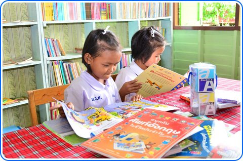น้องๆ กำลังเปิดดูหนังสือที่ทางผู้ใหญ่ใจดีมอบให้