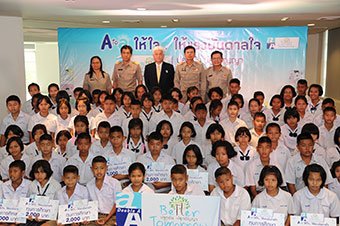 พิธีมอบทุนการศึกษา แก่ตัวแทนนักเรียนที่ได้รับทุนฯ