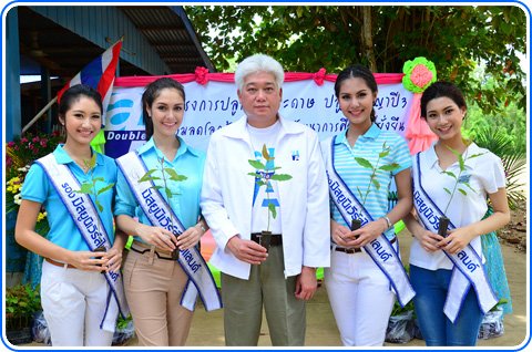 คุณชาญวิทย์ จารุสมบัติ พร้อมด้วยมิสยูนิเวิร์สไทยแลนด์ และรองมิสยูนิเวิร์สไทยแลนด์ทั้ง 3 คน