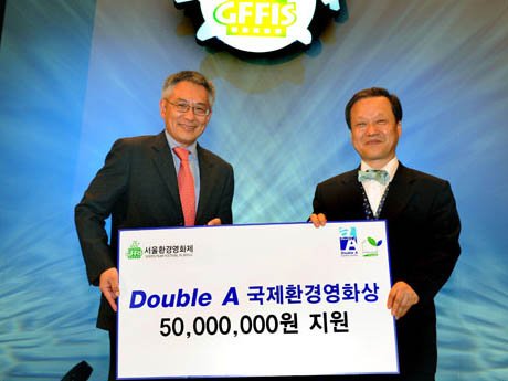 <Photo: Double A senior executive vice president Thirawit Leetavorn (left) is delivering the donation to Korea Green Foundation (right)>